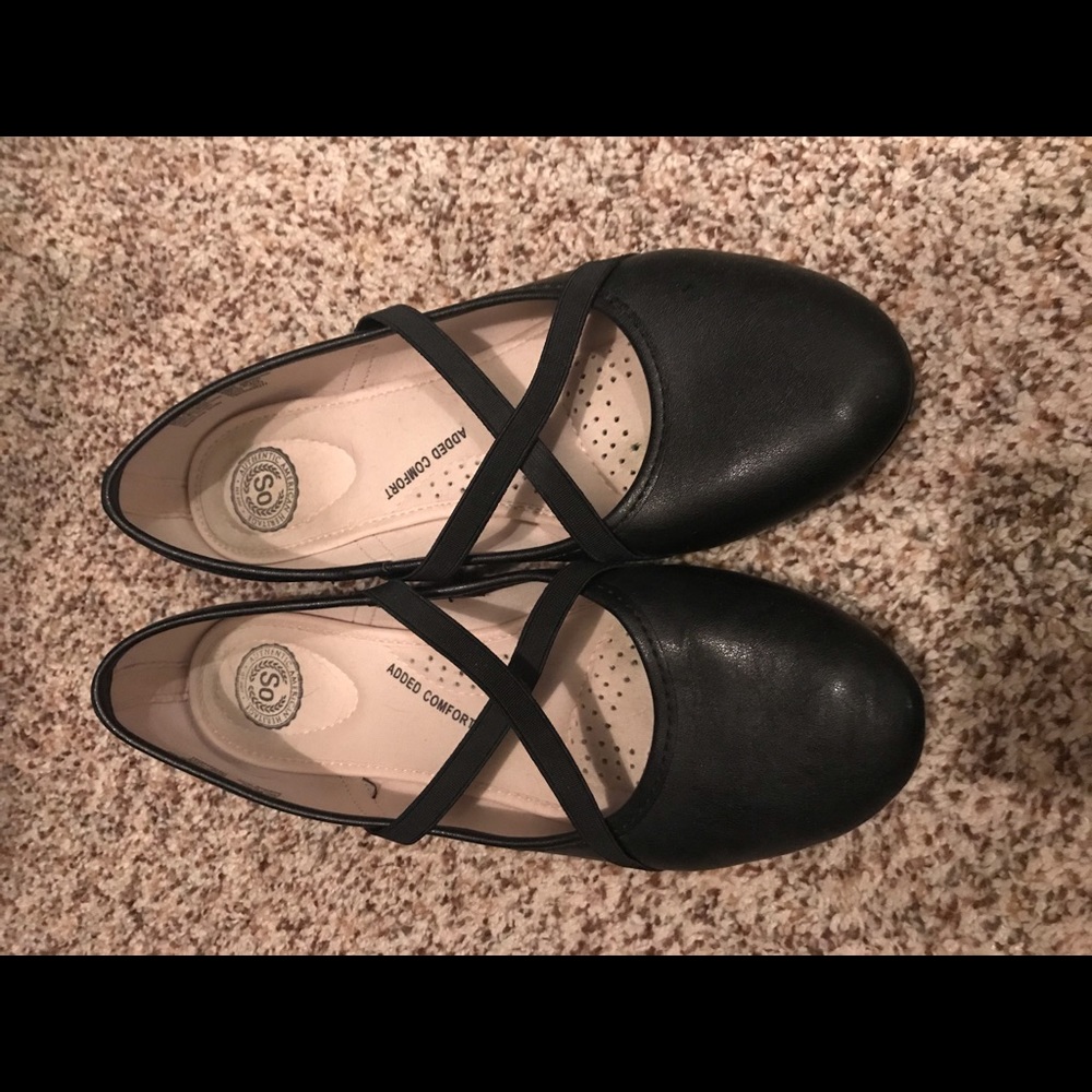 Women’s black flats
